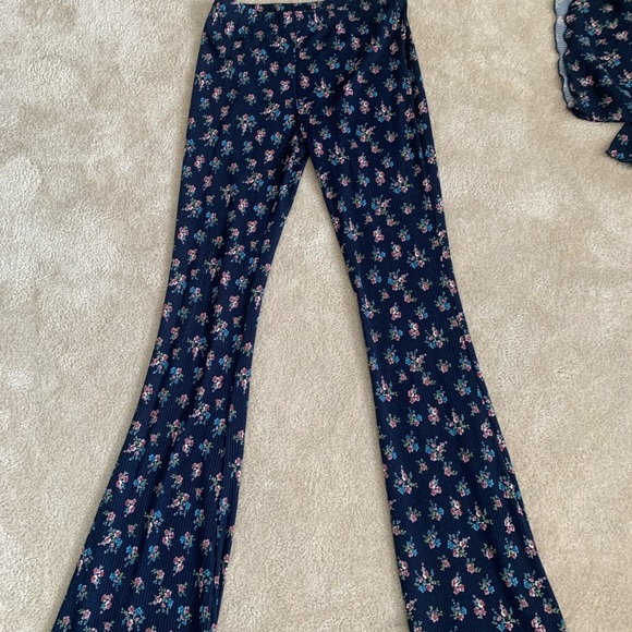 Two piece set: flowy pants & off the shoulder top - Picture 3 of 6